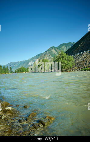 Chuya River - Rivière de la République de l'Altaï en Russie Banque D'Images