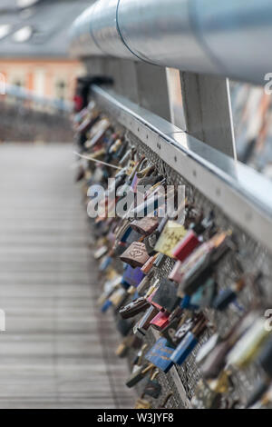 Vue verticale du cadenas dans le Kladka Bernatka Ojca bridge en Pologne, Cracovie, avec un foyer à l'un au milieu qui contient le dessin de deux Banque D'Images