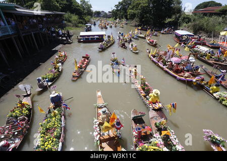 Ayutthaya, Thaïlande. 16 juillet, 2019. Navires transportant des château de cire se déplacer le long d'un canal pour prendre part à une procession colorée en avant du Carême bouddhique Jour à Ayutthaya. Credit : SOPA/Alamy Images Limited Live News Banque D'Images