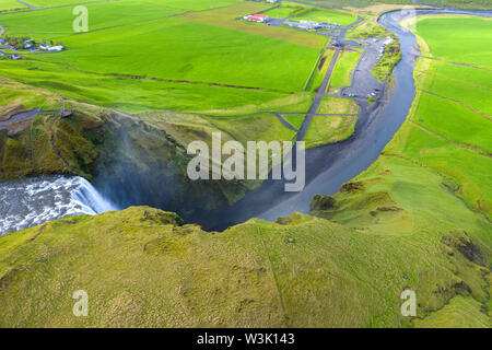 Drone aérien vue de Skogafoss, chute d'Islande Banque D'Images
