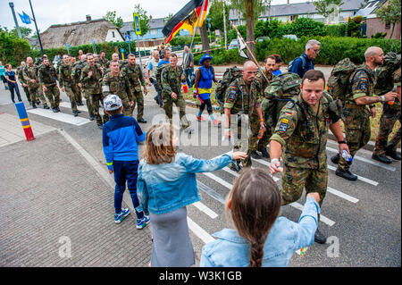 Les enfants donnent des bonbons aux soldats de l'Allemagne lors de l'événement.Les quatre jours de marche sont un événement réalisation pendant quatre jours consécutifs, où chaque année des dizaines de milliers de marcheurs participent. Ces jours, les gens du monde entier viennent à Nimègue pour marcher dans et autour de la ville et ses beaux environs boisés. Des milliers de spectateurs sont en train d'encourager les marcheurs le long de la route tous les jours. Après quatre jours de marche, une glorieuse entrée le long de la Via Gladiola attend les marcheurs, suivie de la distribution de leurs quatre jours bien méritée Médaille. Banque D'Images