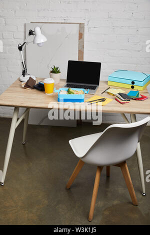 Espace de travail avec boîte à lunch avec des aliments savoureux sur la table en bois sur fond blanc, de rédaction d'illustration Banque D'Images