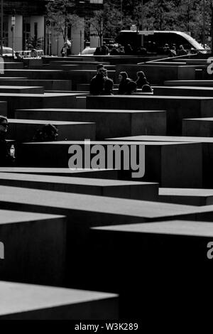 Berlin, Allemagne - 23 septembre 2018 : Noir et blanc photo du Mémorial aux Juifs assassinés d'Europe, avec un accent sur les motifs, et certains Banque D'Images