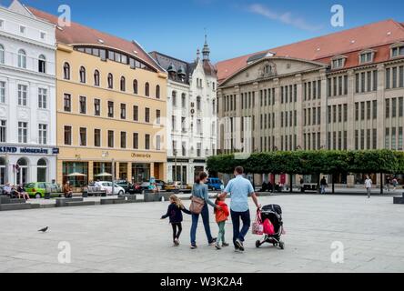 Goerlitz les gens sur la place, l'Art Nouveau magasin, Allemagne Banque D'Images