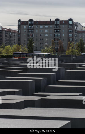 Berlin, Allemagne - 23 septembre 2018 : vue verticale du Mémorial aux Juifs assassinés d'Europe, avec pas de gens, un bus passant par et certains Banque D'Images