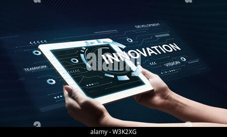 Concept d'entreprise et d'innovation. Man Holding Tablet Banque D'Images