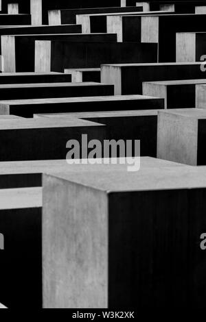 Berlin, Allemagne - 23 septembre 2018 : dramatique et en noir et blanc photo de Mémorial aux Juifs assassinés d'Europe avec un accent sur les modèles et Banque D'Images