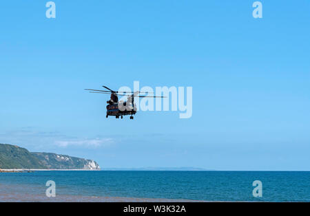 La ville de Sidmouth, Devon, Angleterre. Un hélicoptère de transport lourd Chinook RAF volant le long de la côte sud-ouest à Sidmouth, Devon, Angleterre, Royaume-Uni Banque D'Images