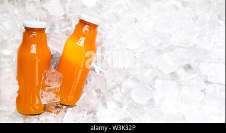 Rafraîchissant Detox boisson à l'orange dans le flacon en verre sur la glace Banque D'Images