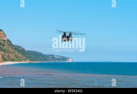 La ville de Sidmouth, Devon, Angleterre. Un hélicoptère de transport lourd Chinook RAF volant le long de la côte sud-ouest à Sidmouth, Devon, Angleterre, Royaume-Uni Banque D'Images