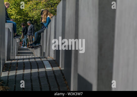 Berlin, Allemagne - 23 septembre 2018 : horizontale et en perspective de gens assis au Mémorial aux Juifs assassinés d'Europe, à Berlin Banque D'Images