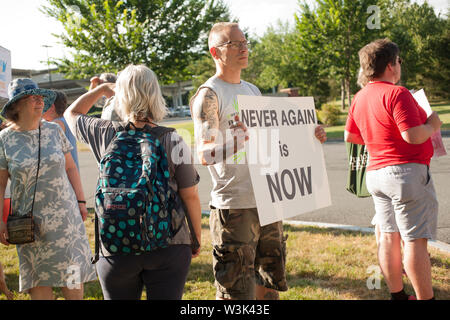 Protestant contre les politiques d'immigration des Etats-Unis à la prison de comté à Greenfield, MA. Les migrants sont détenus ici pour la glace. Banque D'Images