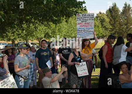 Protestant contre les politiques d'immigration des Etats-Unis à la prison de comté à Greenfield, MA. Les migrants sont détenus ici pour la glace. Banque D'Images