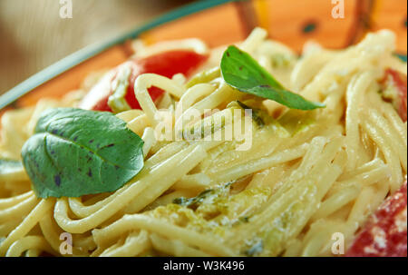 Tomates séchées au soleil avec Alfredo Spaghetti Courgettes close up Banque D'Images