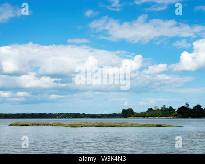 Vue sur le Estuaire Alde à marée haute vers l'Église près de Iken Snape Maltings Suffolk Angleterre Banque D'Images