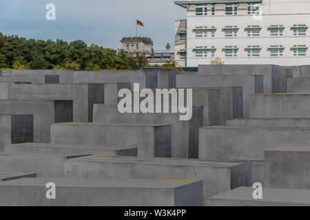 Berlin, Allemagne - 23 septembre 2018 : point de vue vers le haut des tombes du Mémorial aux Juifs assassinés d'Europe, avec panorama vert et le Banque D'Images