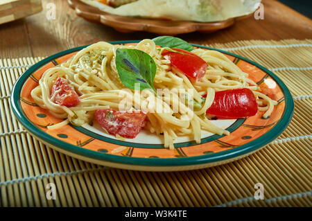 Tomates séchées au soleil avec Alfredo Spaghetti Courgettes close up Banque D'Images