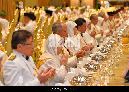 (190716) -- BANDAR SERI BEGAWAN, Juillet 16, 2019 (Xinhua) -- des hauts fonctionnaires du gouvernement et d'autres invités assister à un banquet d'État à l'occasion de la Brunei Sultan Haji Hassanal Bolkiah du 73e anniversaire à l'Istana Nurul Iman, le palais royal, à Bandar Seri Begawan, capitale de Brunei, le 15 juillet 2019. Autour de 4 000 personnes, comprenant des membres de la famille royale, des dignitaires de l'état et des membres du corps diplomatique, ainsi que les invités ont assisté à un grand banquet d'État en collaboration avec le Sultan du 73e anniversaire de lundi soir au palais royal - Istana Nurul Iman. Banque D'Images