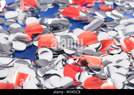 Focus sélectif d'argent et rouge fond confetti Banque D'Images