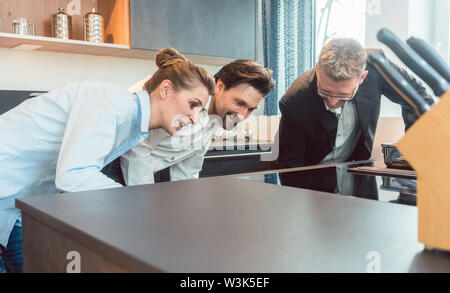 Couple checking out nouvelle cuisine dans le magasin Banque D'Images