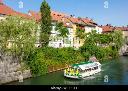 Bateau d'excursion touristique sur la rivière Ljubljanica croisière à travers le centre de Ljubljana centre ville Ljubljana Slovénie eu Europe Banque D'Images