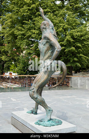 Grande statue en bronze de Prométhée par sculpteur slovène Jakov Brdar sur le pont des bouchers ou Mesarski la plupart EU Europe Slovénie Ljubljana Banque D'Images