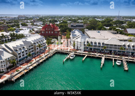 Key West, Floride - 11 juillet 2011 : Le port de Key West rempli de passagers de navires de croisière et des touristes. Banque D'Images