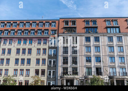 Berlin, Allemagne - 23 septembre 2018 : intéressant et architectures parallèles de deux côte à côte et bâtiments colorés avec beaucoup de fenêtres reflétant Banque D'Images