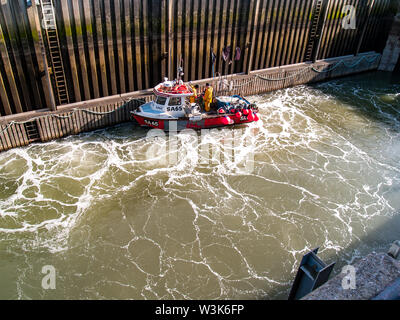 Barrage Tawe Lock à Swansea. Un petit bateau de pêche est dans la serrure que la serrure est rempli d'eau. Port de plaisance de Swansea, Pays de Galles, Royaume-Uni. Banque D'Images