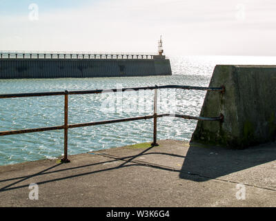 Balise sur la fin de la digue à l'embouchure de la rivière Tawe. Surplombant la Baie de Swansea. Abertawe, Swansea, Pays de Galles, Royaume-Uni. Banque D'Images