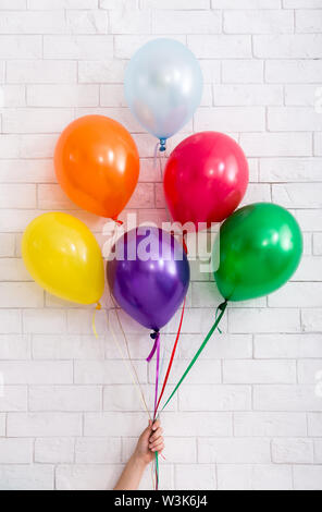 Joyeux anniversaire carte avec bouquet de ballons en main femme Banque D'Images