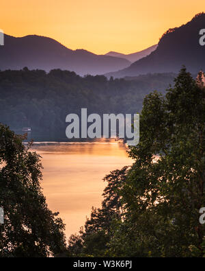 Vue du coucher de soleil au nord à travers Lake Lure, North Carolina, USA. Banque D'Images