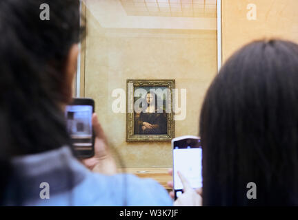 PARIS, FRANCE - 25 octobre 2017 : les visiteurs prendre photo de la Joconde de Léonard de Vinci au Musée du Louvre Banque D'Images