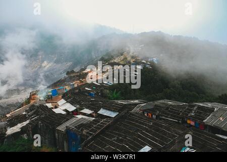 Photo aérienne d'un village de banlieue avec un brouillard naturel en vol stationnaire plus de Banque D'Images