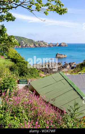 La magnifique côte sud de Guernesey robuste - vue de Moulin Huet Bay de dessus le jardins de thé, Guernsey, Channel Islands UK Banque D'Images