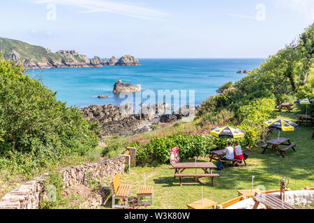 La magnifique côte sud de Guernesey robuste - vue de Moulin Huet Bay de la tea gardens, Guernsey, Channel Islands UK Banque D'Images