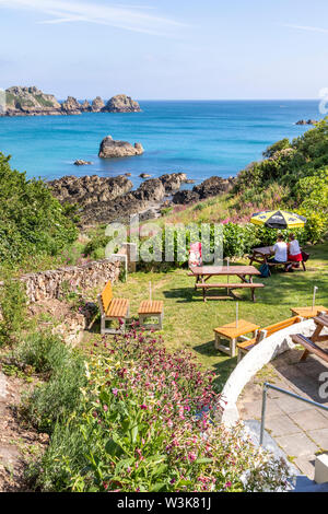 La magnifique côte sud de Guernesey robuste - vue de Moulin Huet Bay de la tea gardens, Guernsey, Channel Islands UK Banque D'Images