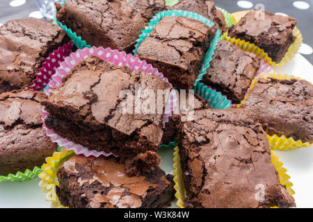 Tranches de brownies en cas de papier. Banque D'Images