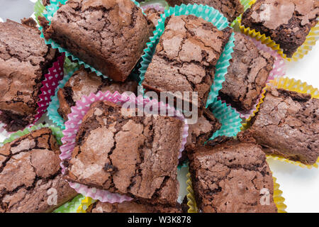 Tranches de brownies en cas de papier. Banque D'Images