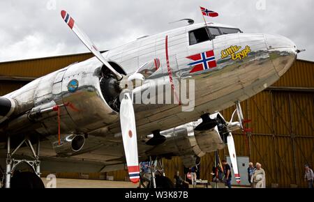 Douglas DC-3 'Little Egypt' en exposition statique à l'Airshow 2019 Flying Legends à l'Imperial War Museum, Duxford Banque D'Images