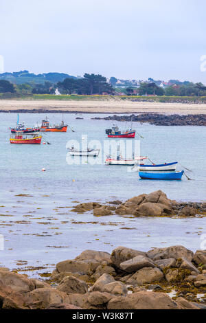 Les bateaux de pêche amarrés dans Vue du Grand Havre de Rousse, Guernsey, Channel Islands UK Banque D'Images
