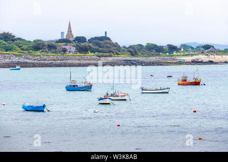 Les bateaux de pêche amarrés dans Vue du Grand Havre de Rousse, Guernsey, Channel Islands UK - Vale église est dans l'arrière-plan Banque D'Images