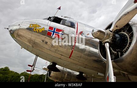 Douglas DC-3 'Little Egypt' en exposition statique à l'Airshow 2019 Flying Legends à l'Imperial War Museum, Duxford Banque D'Images