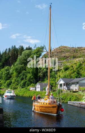 Yacht en bois près de l'écluse 8 à Cairnbaan sur Canal Crinan, Argyll and Bute, Ecosse, Royaume-Uni Banque D'Images