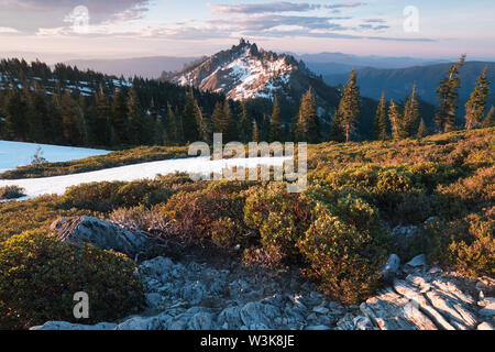 Montagnes rocheuses couvertes de la dernière neige près de Mount Shasta volcan. Castle dome de Castle Crags State Park, Castle Crags désert Californie USA Banque D'Images