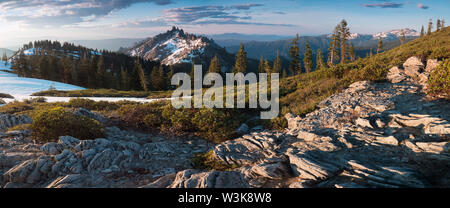 Montagnes rocheuses couvertes de la dernière neige près de Mount Shasta volcan. Castle dome de Castle Crags State Park, Castle Crags désert Californie USA Banque D'Images