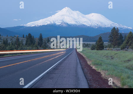 Route vers Monte et Shastina Shasta en Californie, États-Unis La route 97 dans le Nord de la Californie, cap au sud vers une montagne appelée Shasta Banque D'Images