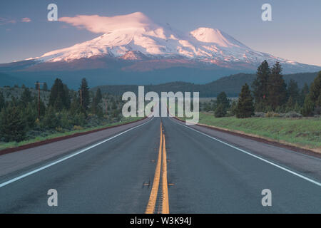 Route vers Monte et Shastina Shasta en Californie, États-Unis La route 97 dans le Nord de la Californie, cap au sud vers une montagne appelée Shasta Banque D'Images