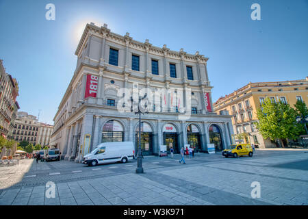 Madrid, Espagne - 21 juin 2019 : façade principale du Teatro Real, l'Opéra, en face de la Plaza de Oriente, dans le centre historique de Madrid Banque D'Images