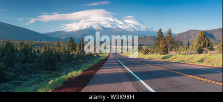 Route vers Monte et Shastina Shasta en Californie, États-Unis La route 97 dans le Nord de la Californie, cap au sud vers une montagne appelée Shasta Banque D'Images